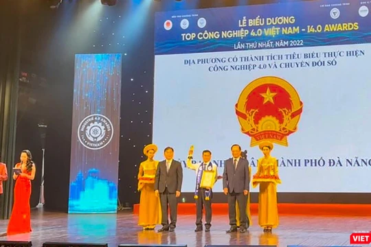 Đại diện UBND TP Đà Nẵng nhận chứng thư “TOP Công nghiệp 4.0 Việt Nam” vì có đã có thành công trong tổ chức triển khai chủ trương cuộc cách mạng công nghiệp 4.0 và Chương trình chuyển đổi số quốc gia.