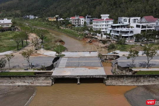 Cống hộp đầu tuyến đường Hoàng Sa, ngay giáp chân bán đảo Sơn Trà bị nước lũ xé toạc