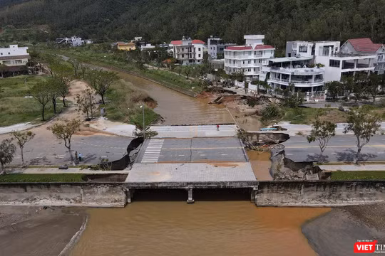 Cống hộp đầu tuyến đường Hoàng Sa, ngay giáp chân bán đảo Sơn Trà bị nước lũ xé toạc