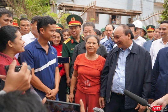 Chủ tịch nước Nguyễn Xuân Phúc thăm người dân Đà Nẵng bị thiệt hại do mưa lũ