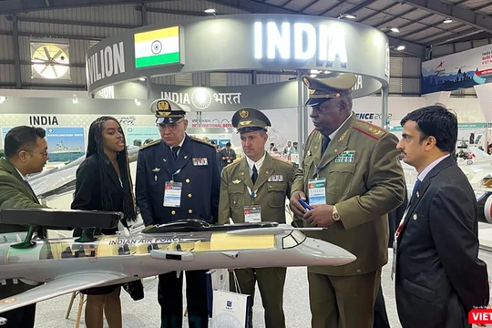Đoàn Cu Ba tham quan sản phẩm quốc phòng tại gian triển lãm của Ấn Độ