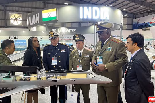 Đoàn Cu Ba tham quan sản phẩm quốc phòng tại gian triển lãm của Ấn Độ