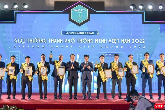 Ông Lê Quang Nam - Phó Chủ tịch UBND TP Đà Nẵng (người nâng cúp) nhận Giải Nhất Giải thưởng TP thông minh Việt Nam năm 2022