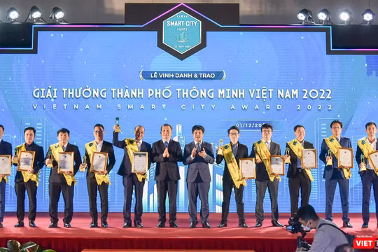 Ông Lê Quang Nam - Phó Chủ tịch UBND TP Đà Nẵng (người nâng cúp) nhận Giải Nhất Giải thưởng TP thông minh Việt Nam năm 2022