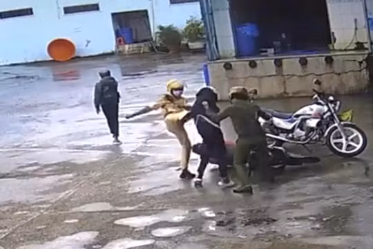 Hình ảnh 2 thiếu niên bị hành hung được chia sẻ trên mạng xã hội (ảnh chụp từ clip)