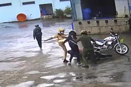 Hình ảnh 2 thiếu niên bị hành hung được chia sẻ trên mạng xã hội (ảnh chụp từ clip)