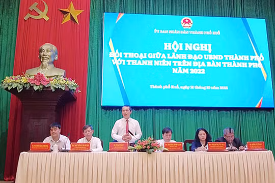 Ông Võ Lê Nhật - Chủ tịch UBND TP Huế chủ trì chương trình đối thoại với thanh niên về chuyển đổi số (Ảnh thuathienhue.gov.vn)