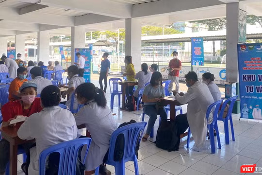 Sở Y tế Đà Nẵng khuyến cáo người dân không nên hoang mang, lo lắng quá mức và thực hiện nghiêm túc các biện pháp phòng dịch COVID-19 như đeo khẩu trang ở nơi công cộng, hạn chế tụ tập đông người nếu không cần thiết.