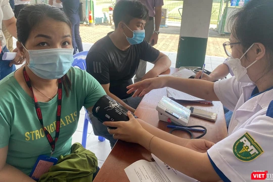 Hành trình Thầy thuốc trẻ khám, cấp thuốc miễn phí cho công nhân tại Công ty Pouyuen Việt Nam (quận Bình Tân, TP HCM)