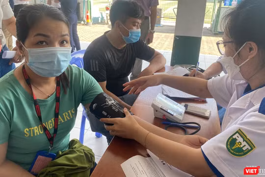 Hành trình Thầy thuốc trẻ khám, cấp thuốc miễn phí cho công nhân tại Công ty Pouyuen Việt Nam (quận Bình Tân, TP HCM)