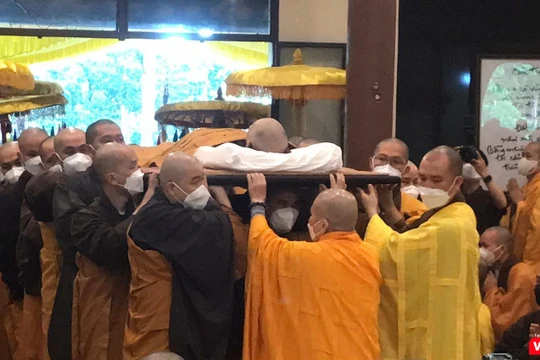 Nghi lễ nhập kim quan Thiền sư Nhất Hạnh (ảnh Tuấn Hiệp)