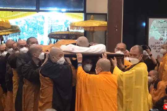 Nghi lễ nhập kim quan Thiền sư Nhất Hạnh (ảnh Tuấn Hiệp)