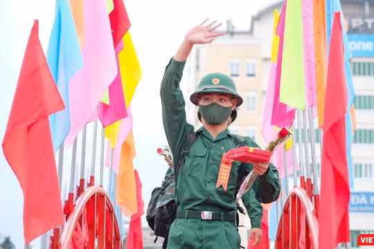 Tân binh đi qua cầu vinh quang trong lễ giao nhận quân năm 2022 tại Đà Nẵng