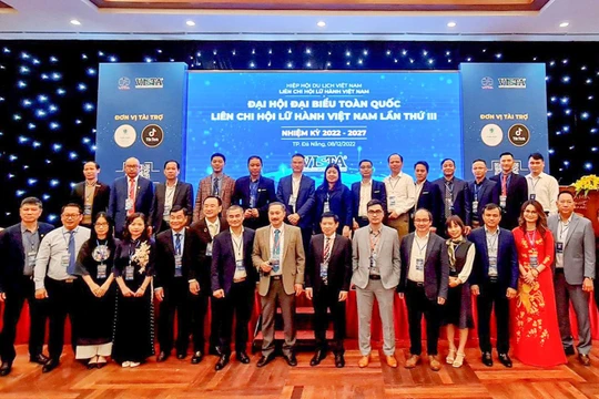 Ban chấp hành Liên chi hội Lữ hành Việt Nam nhiệm kỳ 2022-2027 chụp ảnh lưu niệm (ảnh VISTA)