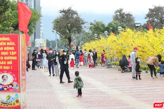 Người dân Đà Nẵng đi du Xuân 