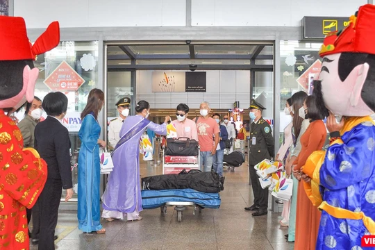 Du khách đầu tiên đến Đà Nẵng trong dịp Tết Nguyên đán Nhâm Dần 2022 bằng đường hàng không 