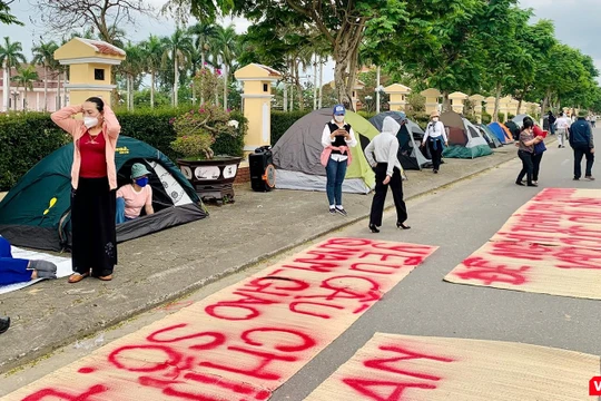 Hàng trăm khách hàng liên quan đến vụ án bẻ kèo hợp đồng môi giới BĐS ở Quảng Nam đã dựng lều bạt, căng băng rôn tại trung tâm thị xã Điện Bàn, tỉnh Quảng Nam