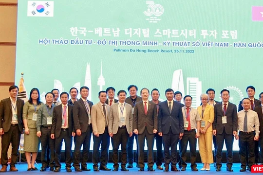 Các đại biểu chụp ảnh lưu niệm trong khuôn khổ hội thảo đầu tư đô thị thông minh-kỹ thuật số Việt Nam – Hàn Quốc diễn ra sáng nay (25/11)