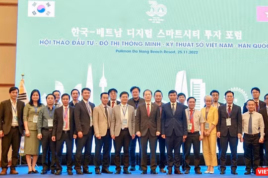 Các đại biểu chụp ảnh lưu niệm trong khuôn khổ hội thảo đầu tư đô thị thông minh-kỹ thuật số Việt Nam – Hàn Quốc diễn ra sáng nay (25/11)