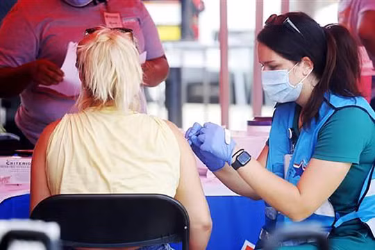 Nhân viên y tế tiêm vaccine phòng bệnh đậu mùa khỉ cho người dân tại New Orleans, Mỹ, ngày 13/8/2022. (Ảnh: THX/TTXVN)