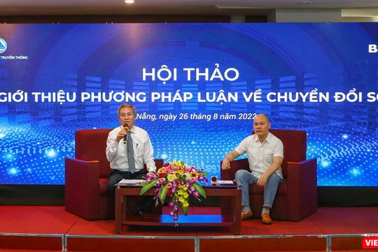 Ông Nguyễn Quang Thanh – Giám đốc Sở TT&TT TP Đà Nẵng (trái) và ông Nguyễn Tử Quảng - CEO, Chủ tịch Tập đoàn công nghệ BKAV trong buổi đối thoại với các doanh nghiệp tại hội thảo về chuyển đổi số diễn ra chiều nay, 26/8.