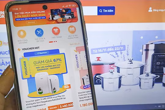 Mua hàng online, thương mại điện tử đang trở thành xu hướng mua sắm (ảnh Khánh Linh)