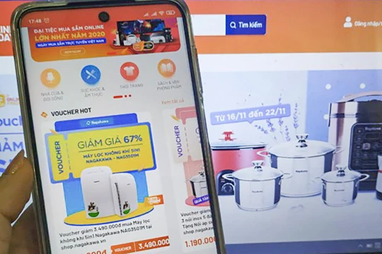 Mua hàng online, thương mại điện tử đang trở thành xu hướng mua sắm (ảnh Khánh Linh)