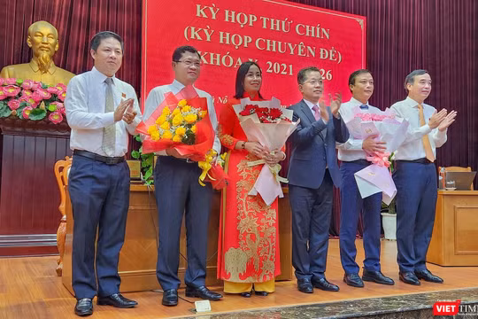 Ông Trần Phước Sơn, bà Nguyễn Thị Anh Thi và ông Phạm Nam Sơn được Bí thư Thành uỷ Đà Nẵng, Chủ tịch HĐND TP và Chủ tịch UBND TP tặng hoa chúc mừng