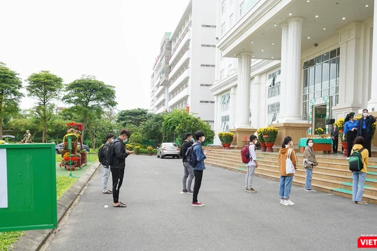 Sinh viên ĐH Đông Á ngày đầu trở lại trường học trực tiếp