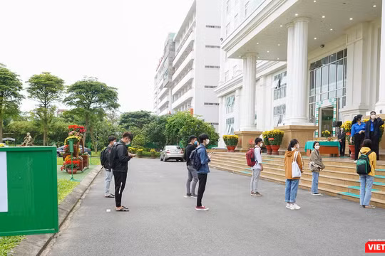 Sinh viên ĐH Đông Á ngày đầu trở lại trường học trực tiếp