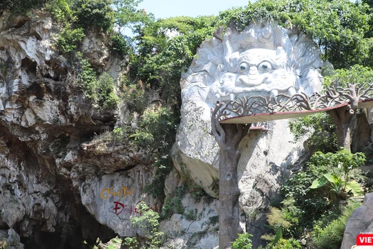 Danh thắng hang Gợp được mệnh danh là "tuyệt tác thiên nhiên giữa đại ngàn Trường Sơn" tại khu du lịch Cổng trời Đông Giang (Quảng Nam)