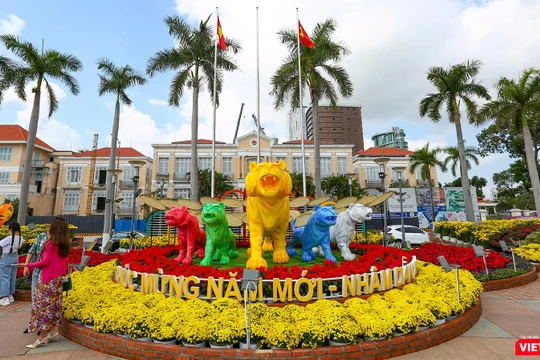 Phân đoạn "Truyền thuyết ngũ hổ," với đại cảnh "Hổ Ngũ hành" thể hiện 5 linh vật hổ của năm trên đường hoa Bạch Đằng (TP Đà Nẵng)