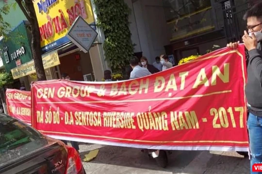 Khách hàng căng băng rôn trước trụ sở CEN Homes tại Đà Nẵng để đòi sổ đỏ dự án do Bách Đạt An làm chủ đầu tư và CEN Homes phân phối