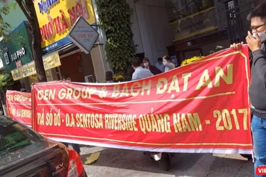 Khách hàng căng băng rôn trước trụ sở CEN Homes tại Đà Nẵng để đòi sổ đỏ dự án do Bách Đạt An làm chủ đầu tư và CEN Homes phân phối