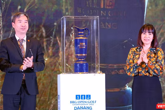 Bà Trương Thị Hồng Hạnh – Giám đốc Sở Du lịch Đà Nẵng và đại diện đơn vị tài trợ danh xưng-Tập đoàn BRG bên chiếc cup giải đấu BRG Open Championship 2022