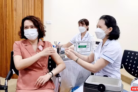 Thứ trưởng Bộ Y tế Nguyễn Thị Liên Hương tiêm mũi nhắc vaccine phòng COVID-19 tại lễ phát động