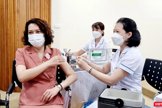 Thứ trưởng Bộ Y tế Nguyễn Thị Liên Hương tiêm mũi nhắc vaccine phòng COVID-19 tại lễ phát động