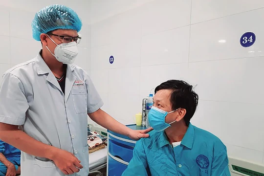 Bệnh nhân L. hồi phục sau khi đặt máy rung tim tự động dự phòng(ảnh bệnh viện cung cấp).