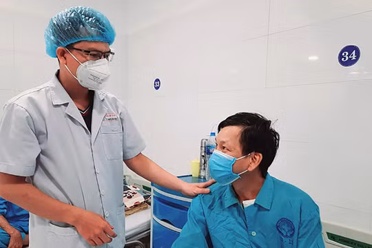 Bệnh nhân L. hồi phục sau khi đặt máy rung tim tự động dự phòng(ảnh bệnh viện cung cấp).