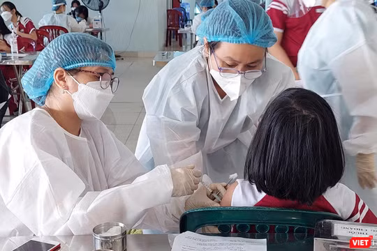 Lực lượng y tế Đà Nẵng tiêm vaccine phòng COVID-19 cho đối tượng từ 12-17 tuổi trên địa bàn