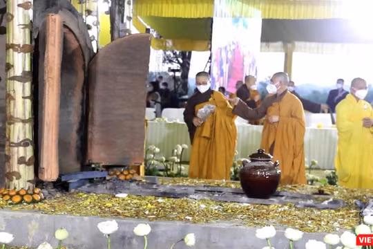 Xá lợi của Thiền sư Thích Nhất Hạnh sau lễ Trà Tỳ (ảnh Tuấn Hiệp)
