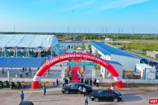 Quang cảnh lễ khánh thành và đưa Nhà máy điện gió Đông Hải 1 (Trà Vinh) công suất 100MW, trị giá 5.000 tỷ đồng vào vận hành.