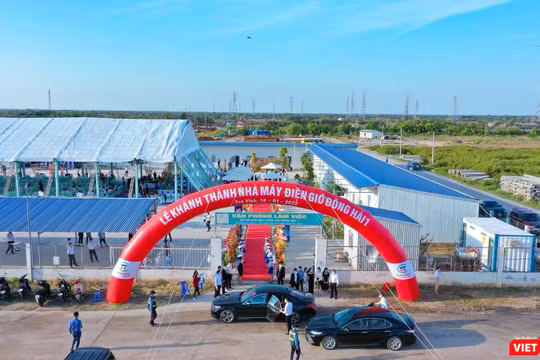 Quang cảnh lễ khánh thành và đưa Nhà máy điện gió Đông Hải 1 (Trà Vinh) công suất 100MW, trị giá 5.000 tỷ đồng vào vận hành.