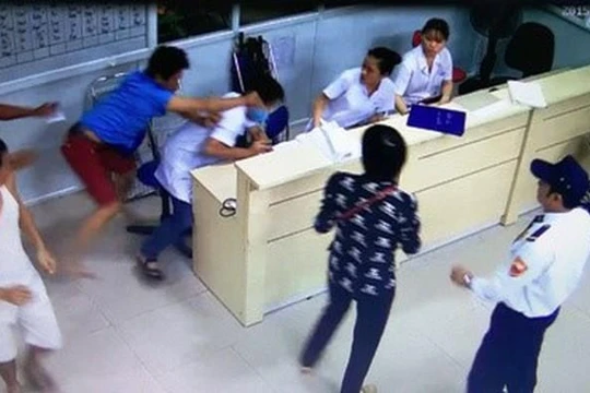 Một vụ bác sĩ bị hành hung (Ảnh LEMAI)