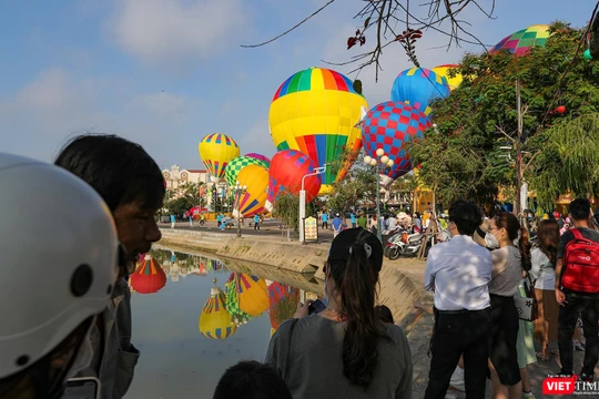 Du khách tham dự ngày hội Khinh khí cầu ở Hội An