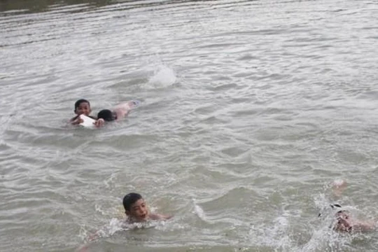 Trẻ rủ nhau tắm sông (ảnh Minh Thuý)
