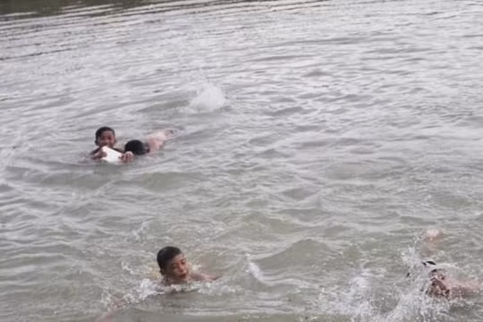 Trẻ rủ nhau tắm sông (ảnh Minh Thuý)