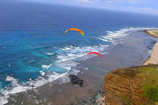 Hang Câu - Lý Sơn nhìn từ những cánh dù lượn (ảnh Thế Anh)