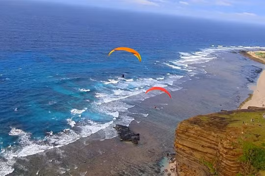 Hang Câu - Lý Sơn nhìn từ những cánh dù lượn (ảnh Thế Anh)