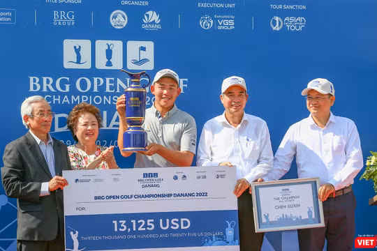 Lãnh đạo UBND TP Đà Nẵng và lãnh đạo Tập đoàn BRG trao cúp cho golfer Chen Guxin